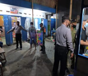 Datangi Warung Makan Koramil 12/Bendosari Bersama Satgas Covid-19 Kec. Bendosari Sampaikan Himbauan Tentang Prokes 5M