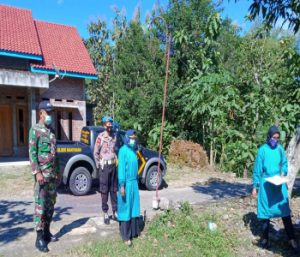 Anggota Koramil Dan Polsek Dampingi Tim Medis Laksanakan Tracking