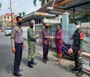 Babinsa dan Bhabinkamtibmas Jayengan Sususuri Perkampungan Warga Bagikan Masker dan Penerapan PPKM