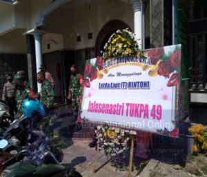 Danramil 21/Bulukerto Pimpin Anggotanya Takziah Dirumah Duka Almarhum Letda Laut(T) Rintoni, Salah Satu ABK KRI Nanggala 402 Yang Gugur