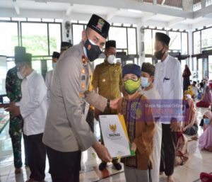 Waka Polres Gresik Mendampingi Bupati Gresik Santuni 1000 Anak Yatim