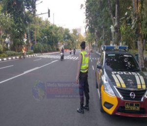 Petugas Satsabhara Polrestabes Surabaya Amankan Aktivitas Masyarakat di Pagi Hari