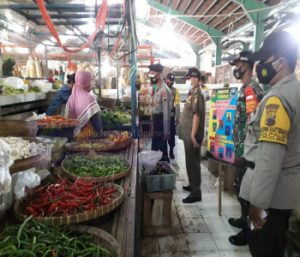 Serda Hendri Babinsa Koramil 02/Nguter Bersama Satgas Covid-19 Kec. Nguter Laksanakan Himbaun 5M Di Pasar Kepuh