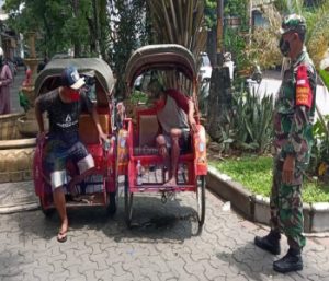 Gandeng Linmas, Serda Endri Laksanakan PPKM Untuk Memutus Penyebaran Covid-19