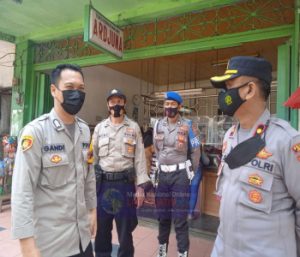 Dalam Kegiatannya Kapolsek Kaliwates Polres Jember Ajak Masyarakat Patuhi Prokes