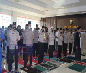 Puluhan Personel Polres Gresik Gelar Sholat Gaib Untuk 53 Awak Kapal Selam KRI Nanggala-402 yang Hilang Diperairan Bali