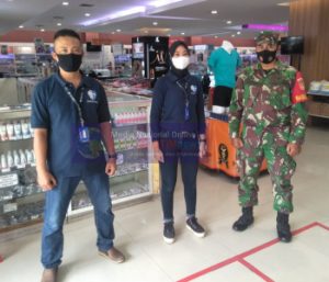 Babinsa Kestalan Berperan Aktif Dalam Pengawasan PPKM di Mall Luwes Kestalan