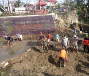 Jajaran Forkopimcam Giriwoyo Gelar Kerja Bakti Pembersihan Aliran Sungai