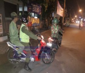 Tingkatkan Kamtibmas dan Himbauan PPKM Piket Koramil 03 Serengan Patroli Malam