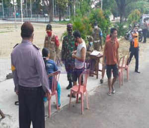 Tegakkan PPKM aparat Gabungan Bendosari gelar operasi yustisi di Seputaran GOR Jombor