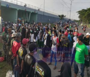 Aksi Solidaritas Bakti Alam Bersih-Bersih Pantai Suramadu