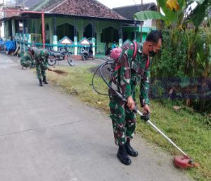 Peduli Lingkungan, Koramil 02/Banjarsari Bersama Warga Laksanakan kerja Bakti Pembersihan di Masjid Bilal Bin Rabah