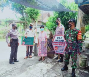 Bagikan Masker dan Himbau 5M Putus Penyebaran Covid-19