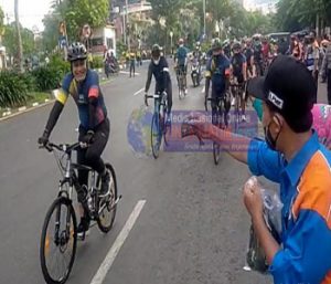 Kapolrestabes Surabaya Gowes Pagi Sambil Bagi-Bagi Masker