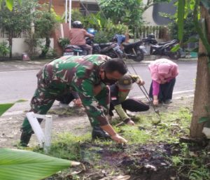 Ditengah Pendemi Covid 19, Babinsa Purwosari Tetap Semangat Kerja Bakti Bersihkan Lingkungan