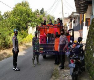 Cegah Penyebaran Covid-19 Babinsa Dan Bhabinkamtibmas Laksanakan Penyemprotan Disinfektan Bersama Aparat Desa