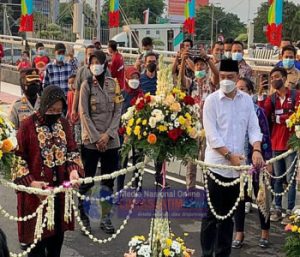 Mensos Risma Resmikan Jembatan Sawugaling Suroboyo