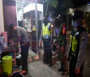 Koramil 07/Gatak Dan Polsek Gatak Turun Langsung, Ingatkan Pakai Masker Dan Prokes 5M Kepada Warga Di Warung PKL