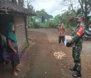 Sinergi Babinsa Dan Bhabinkamtibmas Desa Kembang Bantu Sesama Yang Membutuhkan