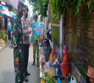 Pedagang Dan Pengunjung Pasar Sidodadi Kleco Menjadi Incaran PPKM Babinsa Dan Bhabinkamtibmas Setempat