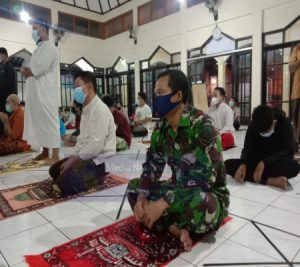 Pastikan Sesuai Prokol Kesehatan, Babinsa Monitoring Kegiatan Shalat Tarawih