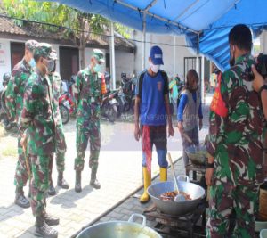 Tinjau Dapur Lapangan, Dandim Sukoharjo Bantu Mengolah Masakan