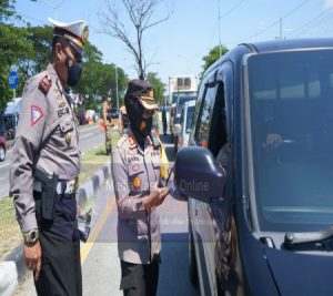 Kapolres Tanjung Perak Pimpin Langsung Penyekatan di Akses Tol Suramadu