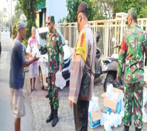 Peduli Sesama, Kodim 0735/Surakarta Bagikan Nasi Kotak Dan Masker Jelang Buka Puasa