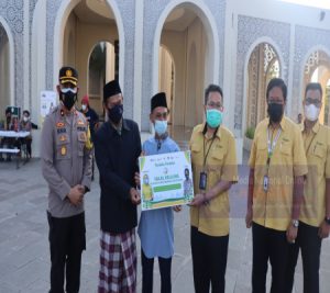 Polres Gresik Bersama PT.Petrokimia Bagi Takjil Wujud Kepedulian Di Bulan Ramadhan