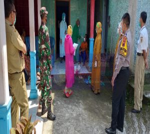 Babinsa Dan Bhabinkamtibmas Kecamatan Puhpelem Dampingi Nakes Laksanakan Swab Test