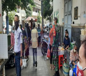 Jelang Hari Raya Idul Fitri 1442 H, Sertu Hidayat Pantau Prokes Di Pasar Gede