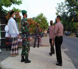 Cegah Pelanggar Prokes, Anggota Koramil Dan Polsek Puhpelem Pantau Jalannya Ibadah Sholat Ied