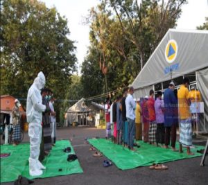 Pasien Covid-19 Dan Tenaga Medis Sholat Ied di RS Lapangan Indrapura Surabaya