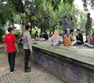 Taman Segitiga Kerten Menjadi Incaran Penerapan PPKM Babinsa Dan Bhabinkamtibmas Setempat