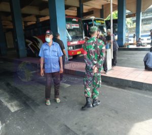 Cegah Peningkatan Covid-19 selama Lebaran, Serka Fajar Sambangi Terminal Tirtonadi Solo