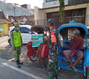 H+1 Lebaran, Bati Komsos Koramil 03 Serengan dan Linmas Gelar Prokes