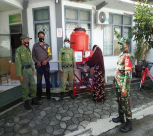 Babinsa Kelurahan Jayengan Melaksanakan Terapkan PPKM Bersama Babinkamtibmas