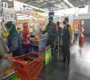 Terapkan PPKM Usai Lebaran, Babinsa Jajar Sambangi Superindo Solo