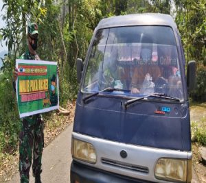 Tak Kenal Waktu, Anggota Koramil 23/Karangtengah Himbau Warga Terapkan Protkes