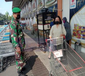 Cegah Claster Baru Babinsa Kel Tipes Koramil 03/Serengan PPKM di Grosir Lotte Mart