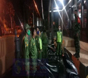 Kawal PPKM di Kota Solo, Serda Mujono Bersama Linmas Laksanakan Patroli Malam