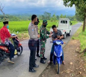 Gelar Gakplin Prokes, Petugas Gabungan Bagikan Masker Kepada Warga