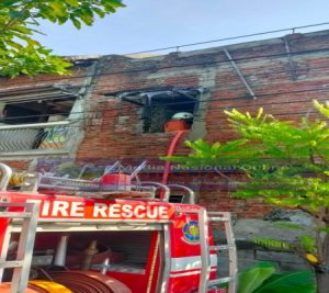 Kebakaran Rumah dua lantai di Medokan Semampir Surabaya