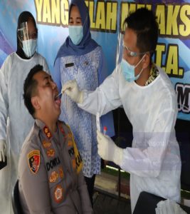 Ratusan Polisi yang Bertugas Sekat Pemudik di Mojokerto Jalani Tes Swab PCR