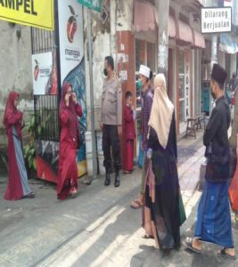 Anggota Polsek Semampir Setiap Hari Lakukan Pemantauan Prokes di Kawasan Religi Ampel