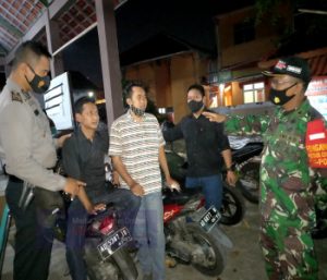 Patroli Malam Hari Koramil 09/Grogol Sampaikan Himbauan 5M Di Masa Pandemi