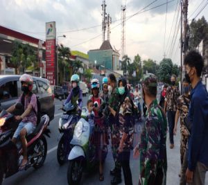 Jelang Buka Puasa Koramil 03 Serengan Bersama FKPPI Bagi Takjil