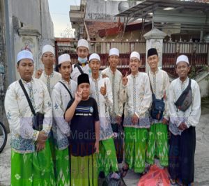 Majlis Sirojul Munir Berbagi Takjil Gratis di Bulan Ramadhan