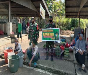 Anggota Koramil 04/Nguntoronadi Keliling Pasar Ingatkan Warga Terapkan Protkes