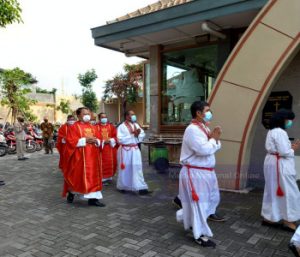 Yakinkan Ibadah Sesuai Protokol Kesehatan, Sertu Jhony Terjun Langsung Laksanakan Pengamanan